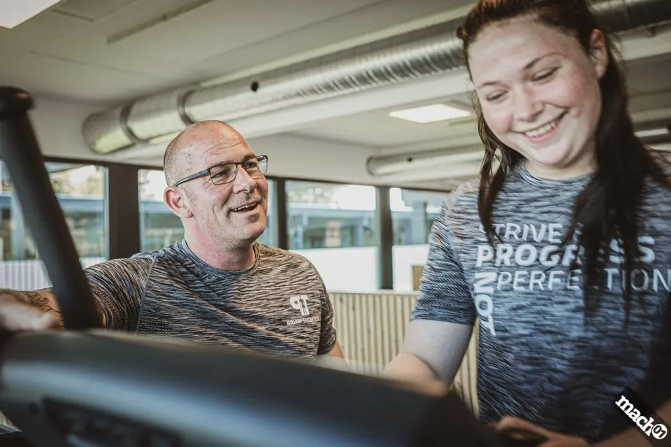 Brian Thomsen coacher en klient i centeret